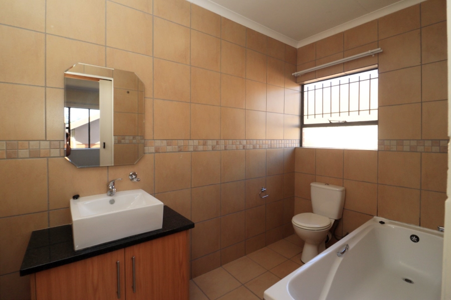 2 Bedroom Property for Sale in Langenhovenpark Free State